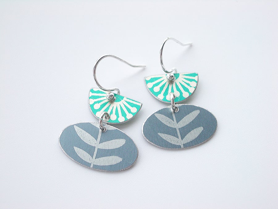 Flower earrings in green and grey