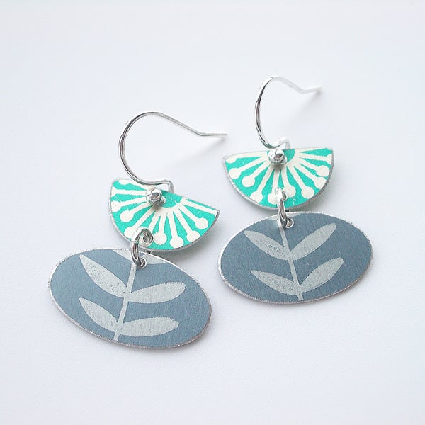 Flower earrings in green and grey