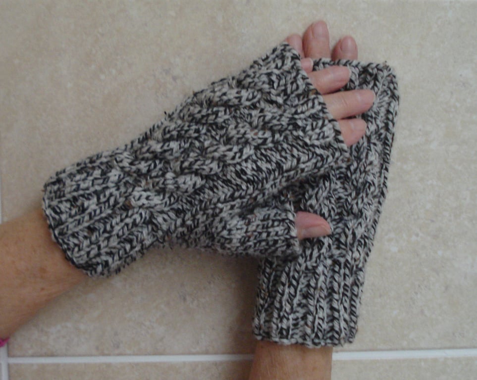 Fingerless Gloves In A Black And White Thick Aran (A86)
