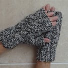 Fingerless Gloves In A Black And White Thick Aran (A86)