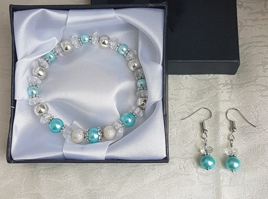 Gorgeous Icy blue stretch bracelet and earring set