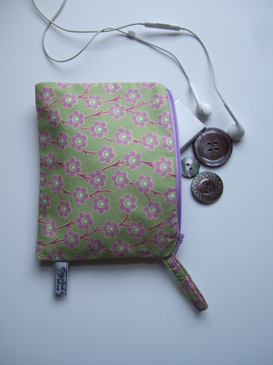 Purse, cosmetics bag or headphones case in Liberty fabric. 