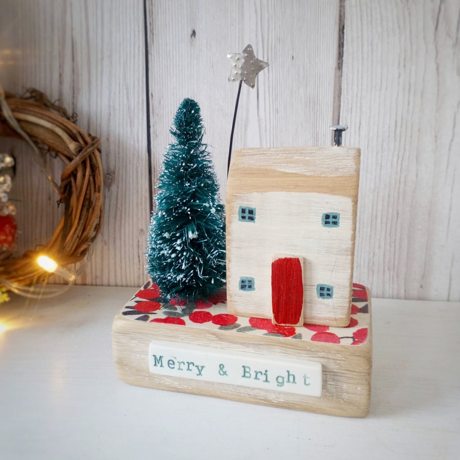 Wooden cottage with Christmas fir tree and star 'Merry & Bright'