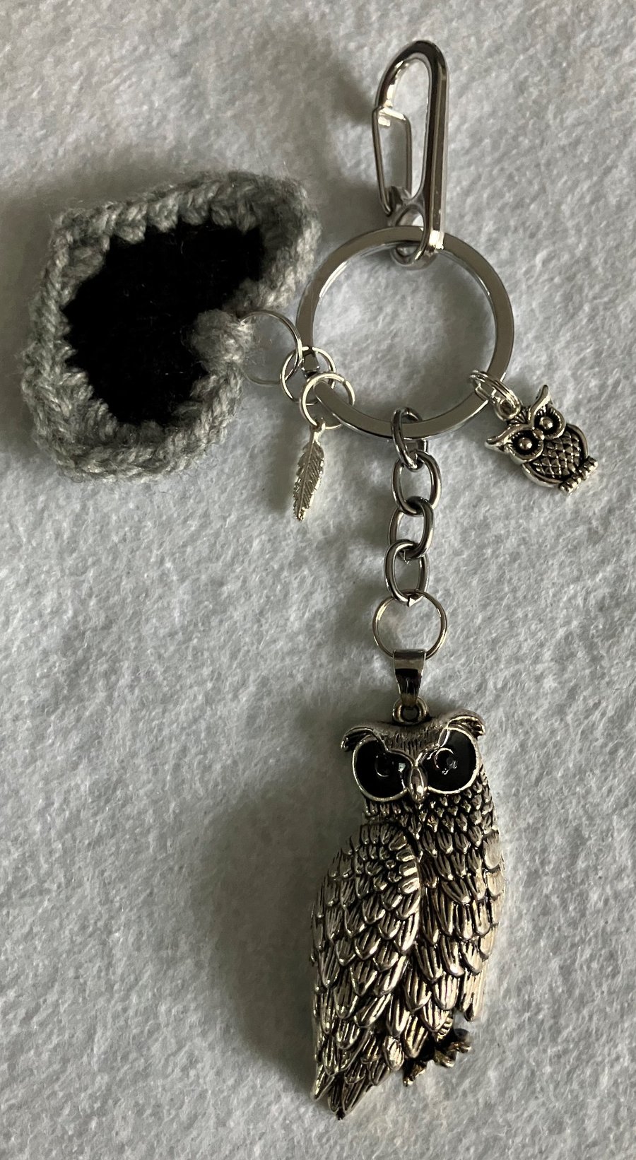 Owl keyring with crochet heart and bag clip