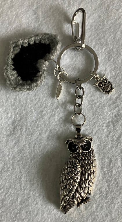 Owl keyring with crochet heart and bag clip