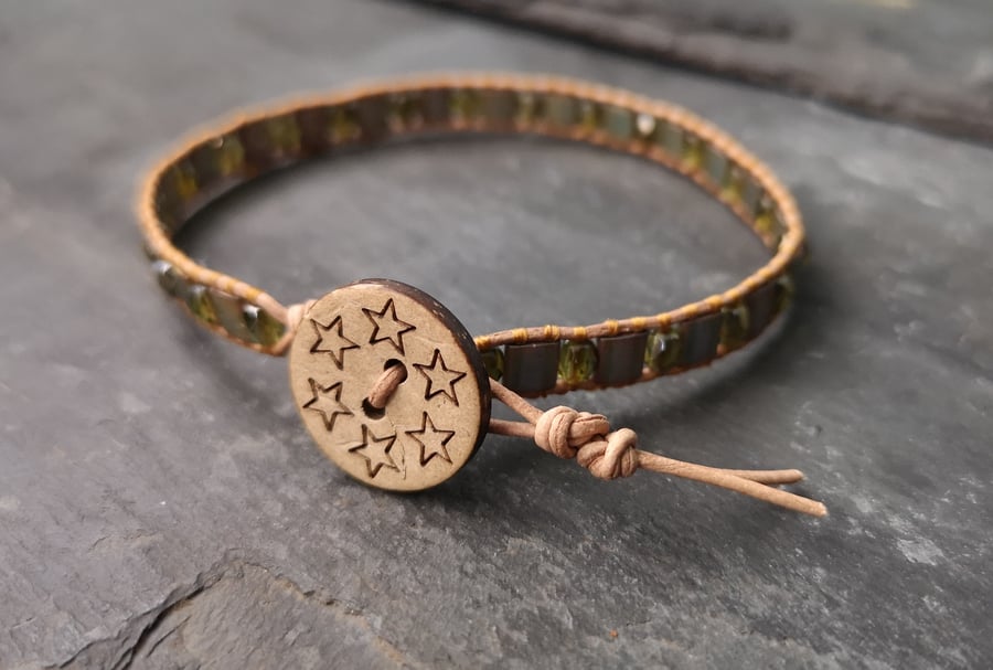 Leather bracelet with khaki glass beads and wooden button