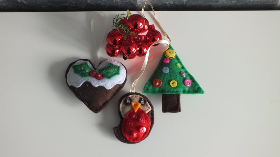Set of 3 Christmas decorations, tree, robin and pudding