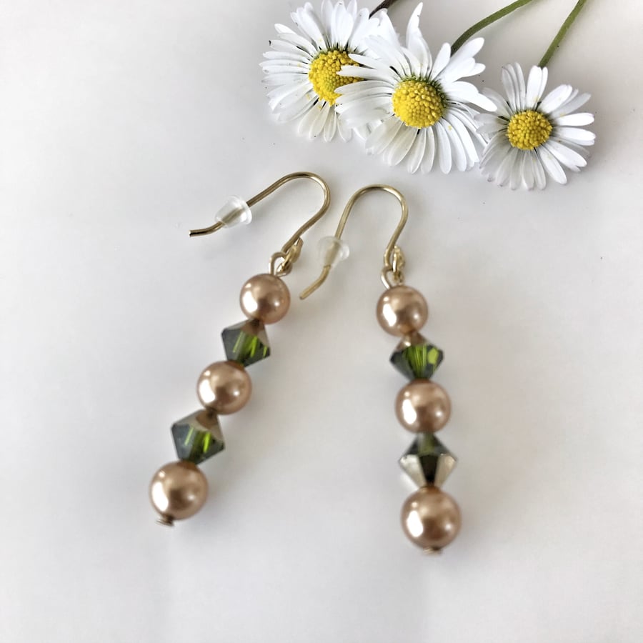  Gold & green glass dangle earrings 
