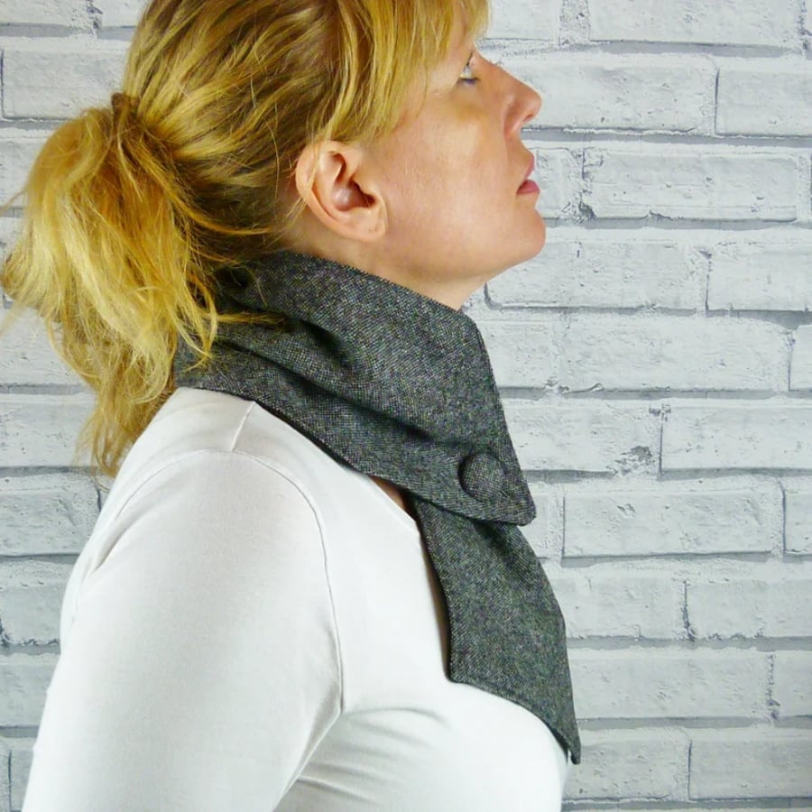 Yorkshire Tweed Buttoned Scarf - Grey 
