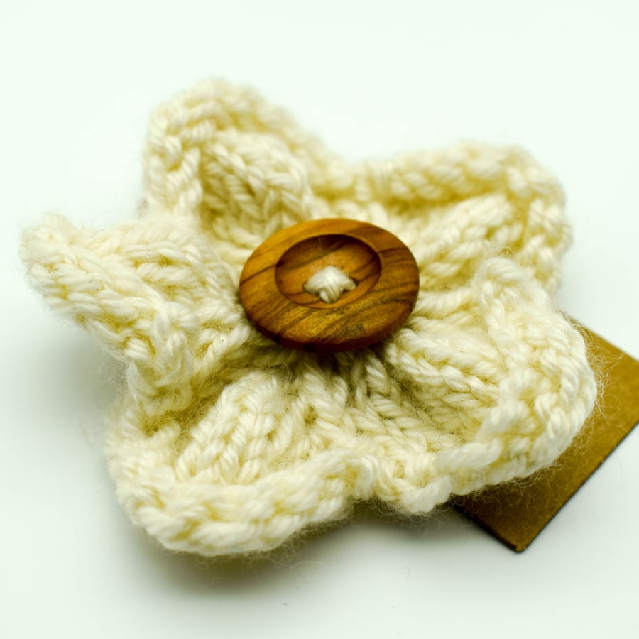 Hand knitted flower brooch pin - Cream and wood