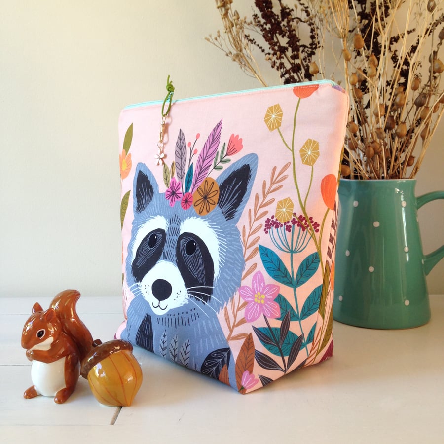 Large woodland animal raccoon project bag