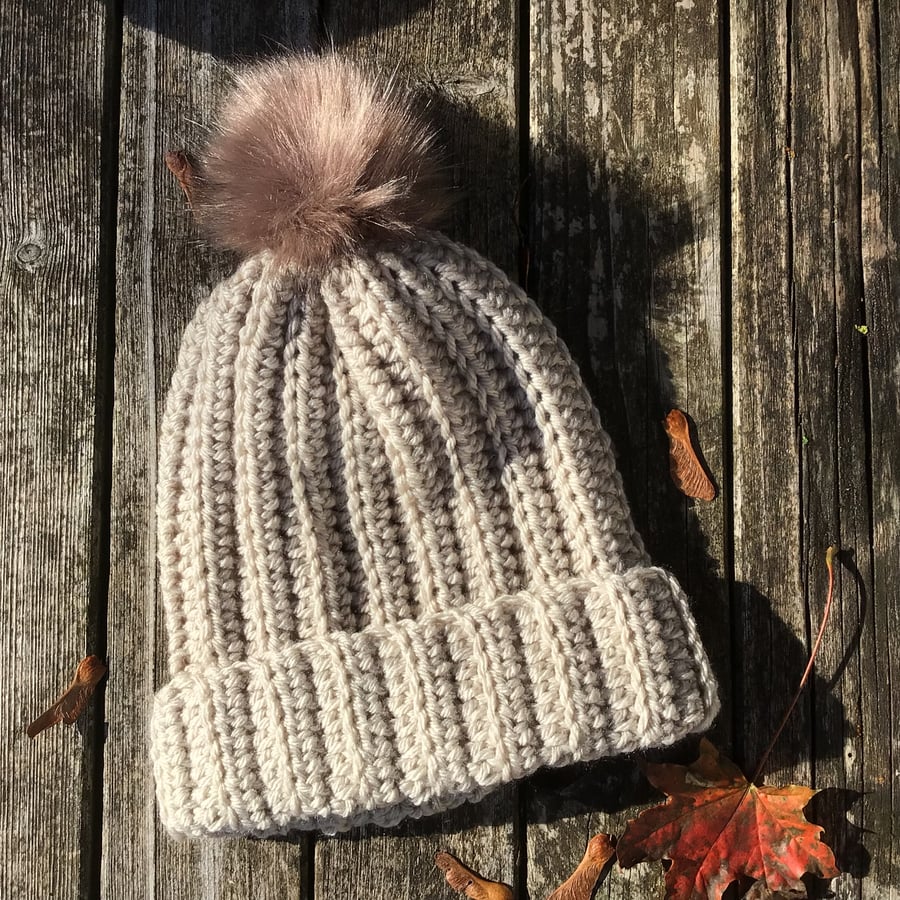 Chunky hat in acrylic and Merino wool in col Parchment with faux fur Pom pom