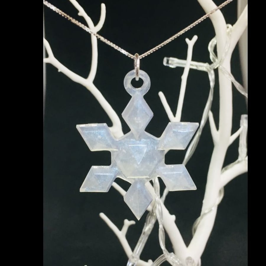 Snowflake large pendant with chain.