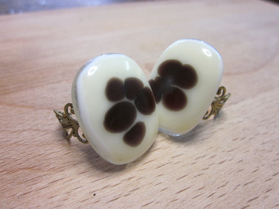 Handmade glass cabochon filigree ring - vanilla with blood red reaction