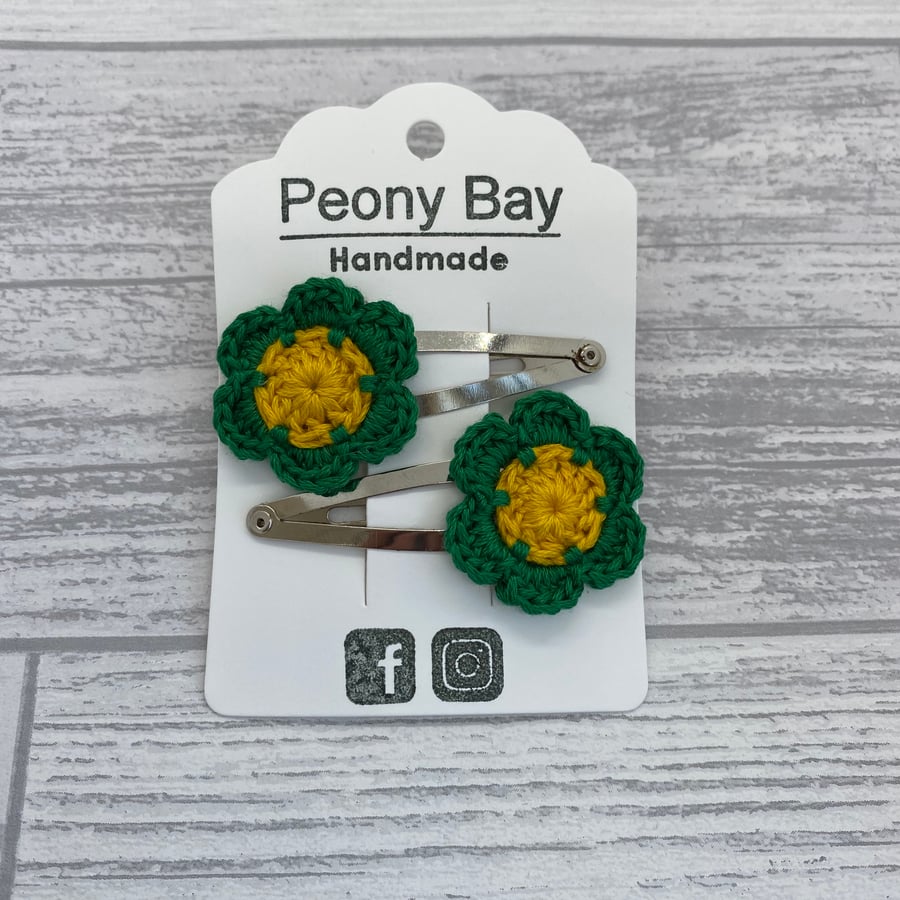 Flower hair clips in yellow and green