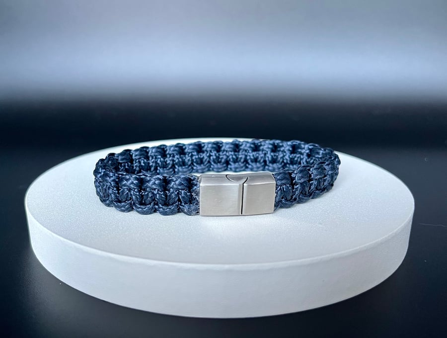 Paracord bracelet in navy blue