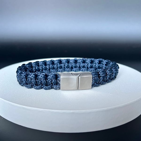 Paracord bracelet in navy blue