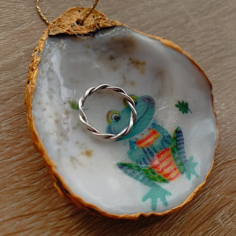 Happy froggy hand-finished oyster shell 