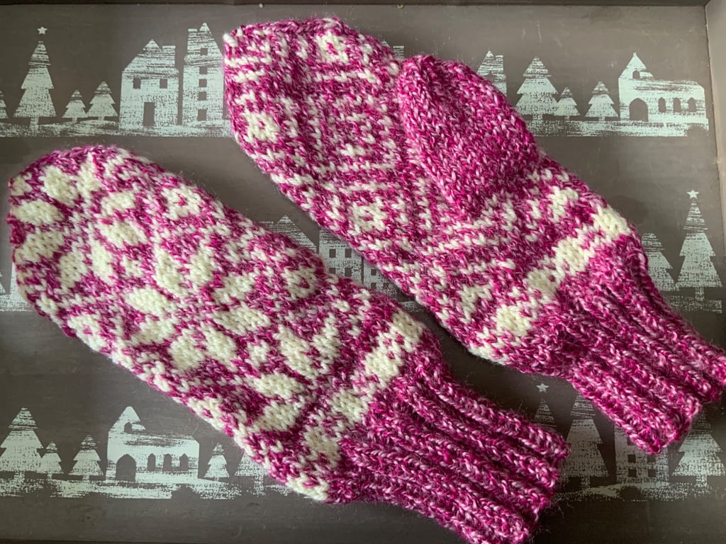Hand Knitted Ladies Nordic Selbu Design Mittens