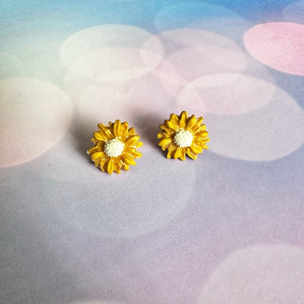 Sunny Flower Earrings - Yellow and White Studs