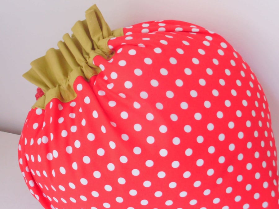 STRAWBERRY DRAW STRING BAG