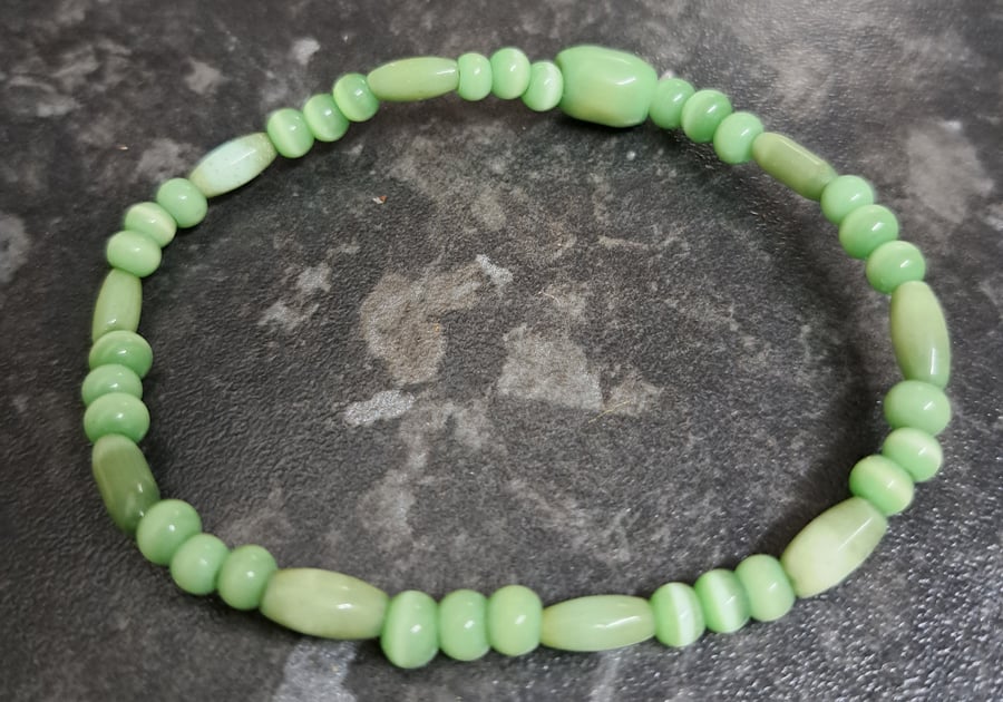 Green Quartz Cat's eye gemstone elasticated bracelet.