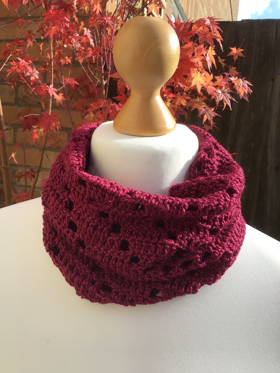 Snood in acrylic yarn colour Burgundy