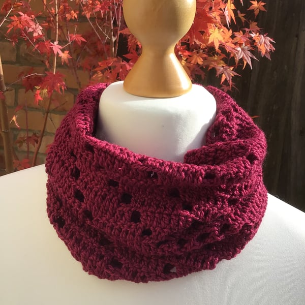 Snood in acrylic yarn colour Burgundy