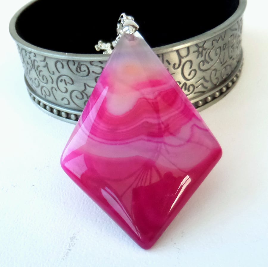 Stunning pink agate pendant necklace