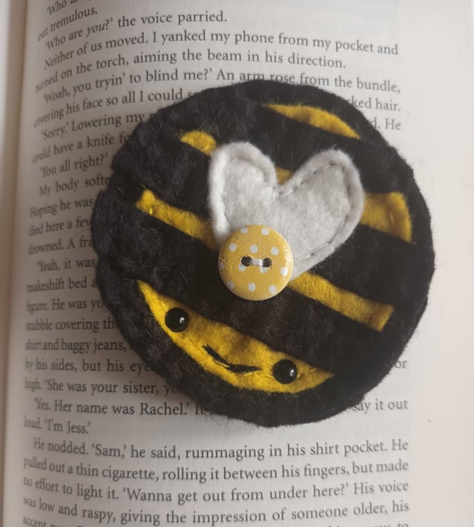 'Bumble bee' bookmark,books,love to read,letterbox gift,reading,book buddy (A) 