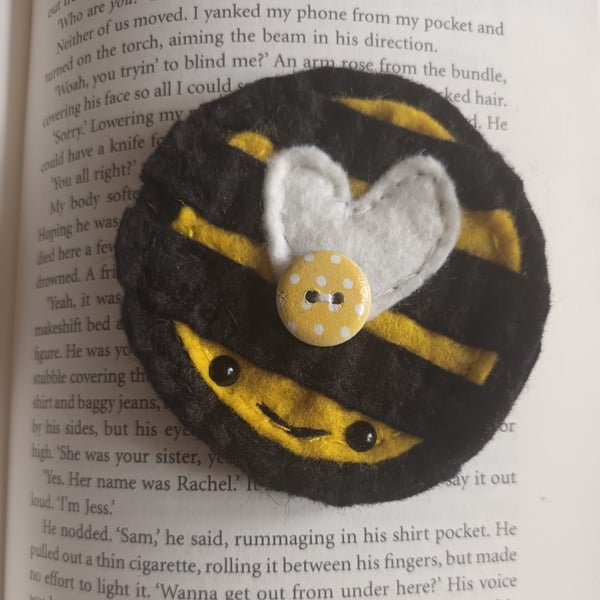 'Bumble bee' bookmark,books,love to read,letterbox gift,reading,book buddy (A) 