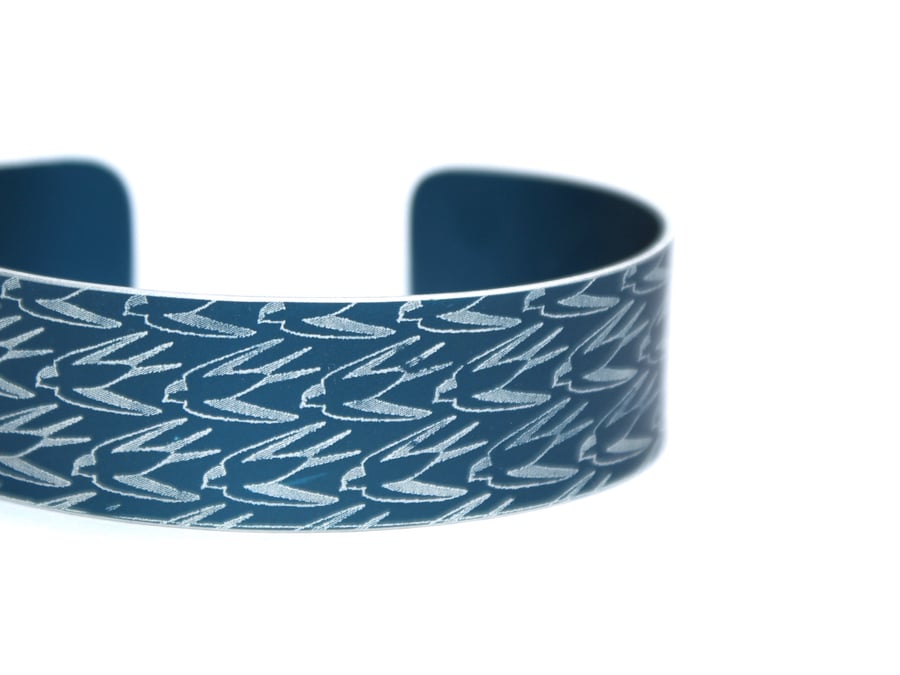 Geometric swallow pattern cuff bracelet dark blue