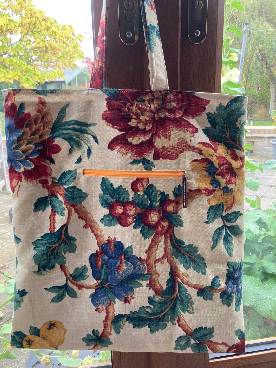 Vintage pattern  linen tote.  Lined in pink cotton. Outside zipped pocket. 