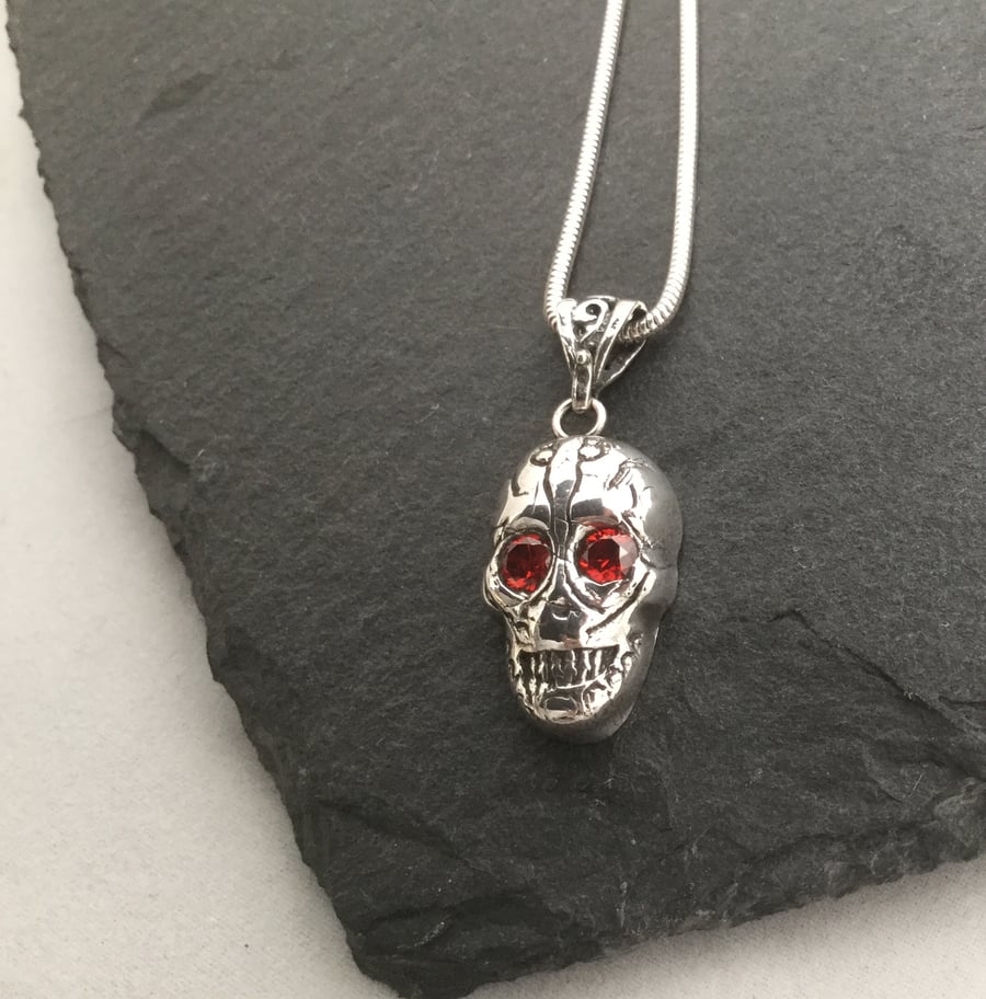 Fine silver skull pendant 