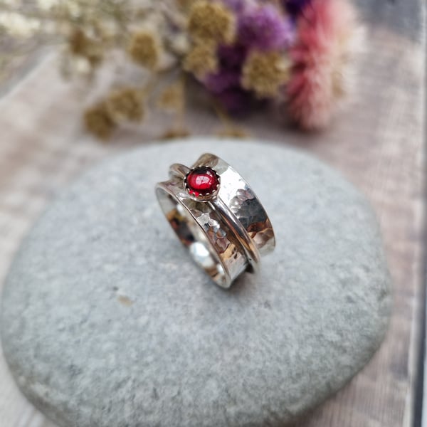 Sterling Silver Hammered Spinner Ring with Garnet. - Size UK N - JBJ9023