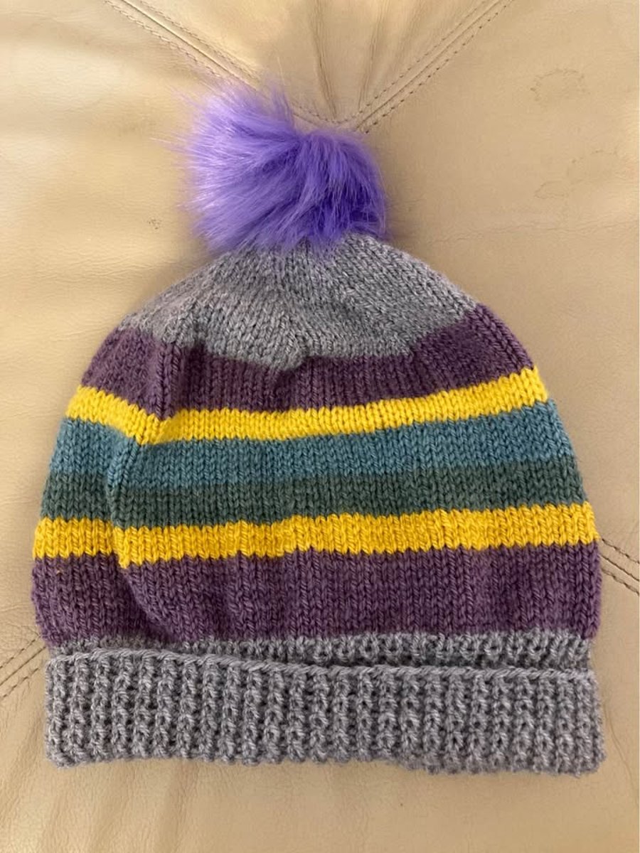Ladies bobble hat 