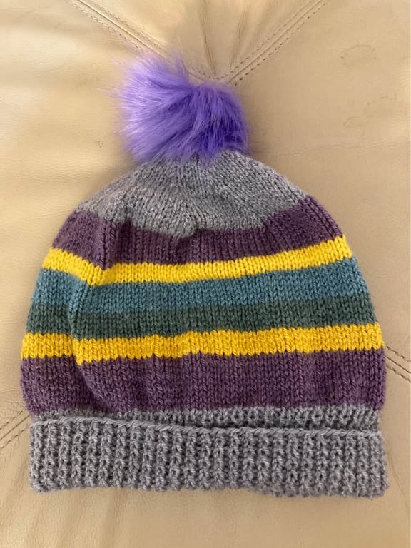 Ladies bobble hat 