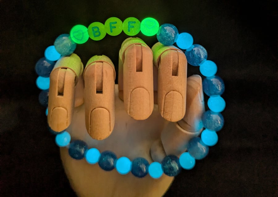 Glow in the dark letter bead bracelet 'BFF'