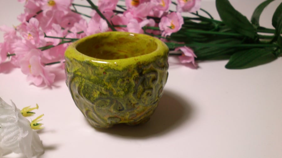 Mustard textured egg cup