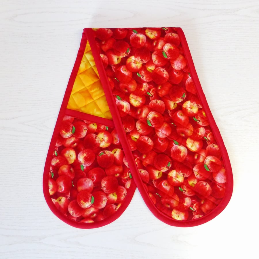  Oven Gloves. Quilted. Red apples
