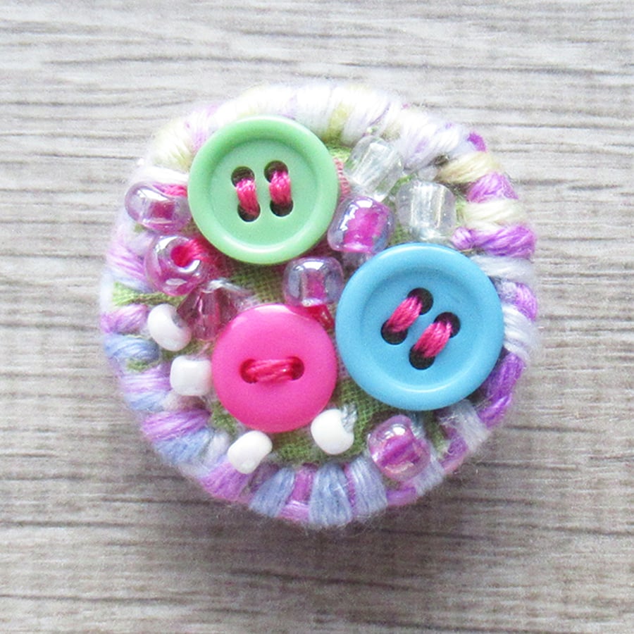 Brooch pin – Buttons & beads – Circle – Nora 