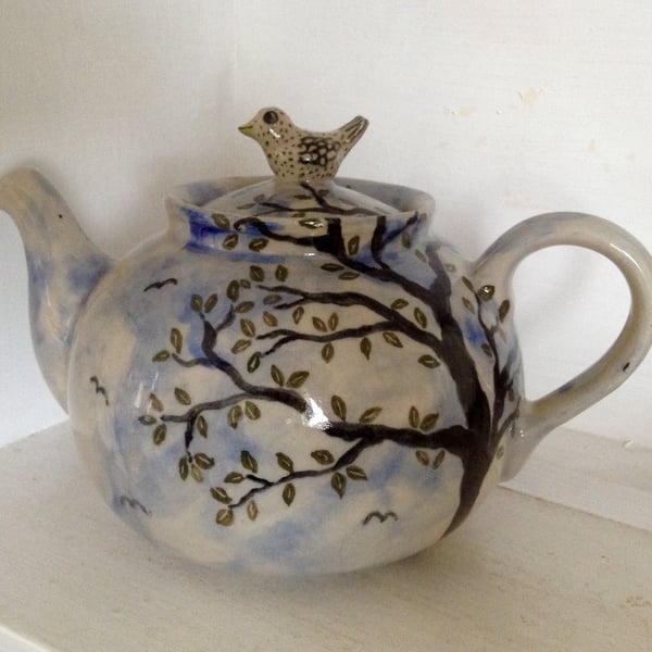 Teapot with bird lid