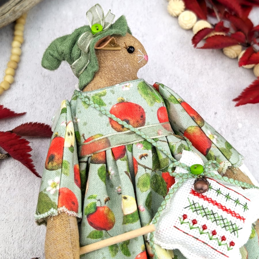 Pomme  A Witch Guardian Mouse