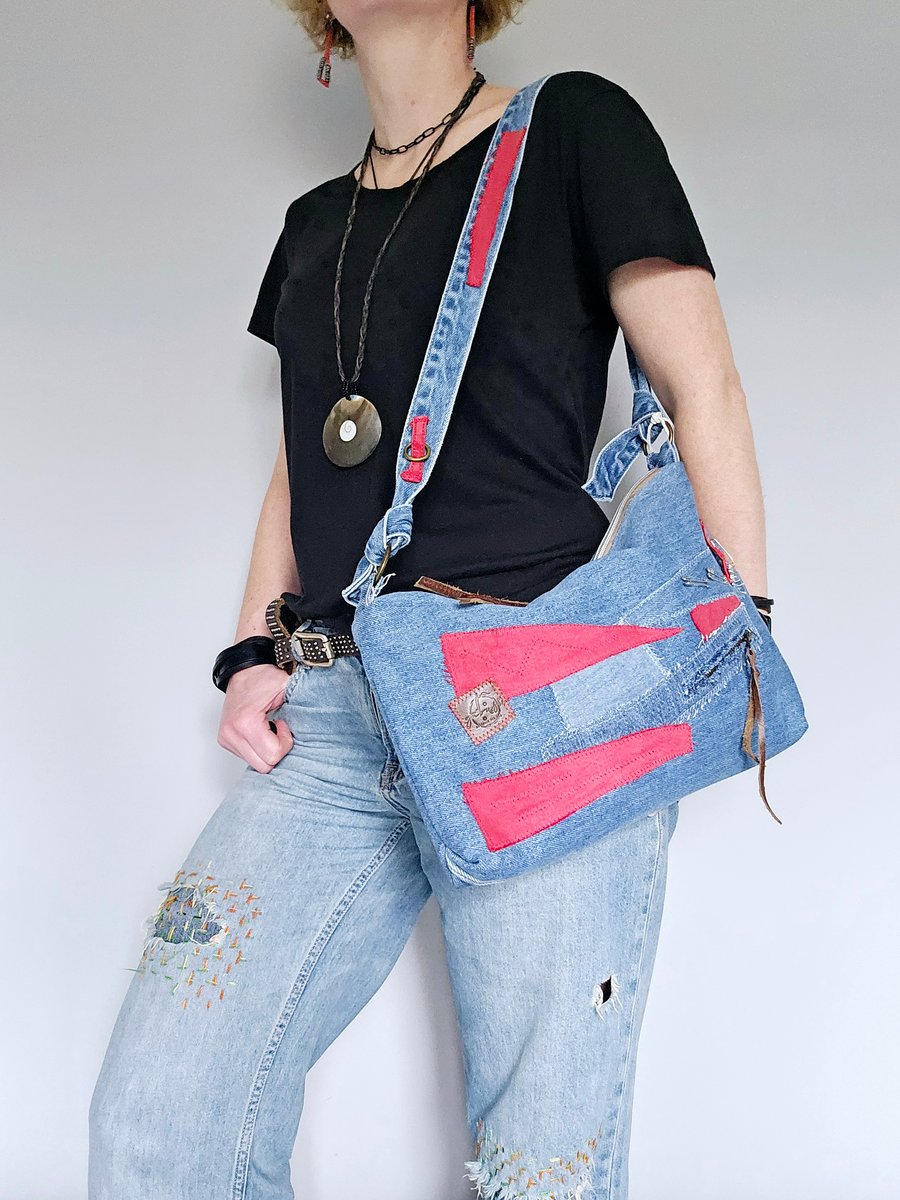 Jean crossbody bag with double zipper and functional pockets inside 