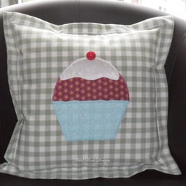 Cushions with appliquéd cupcake. 