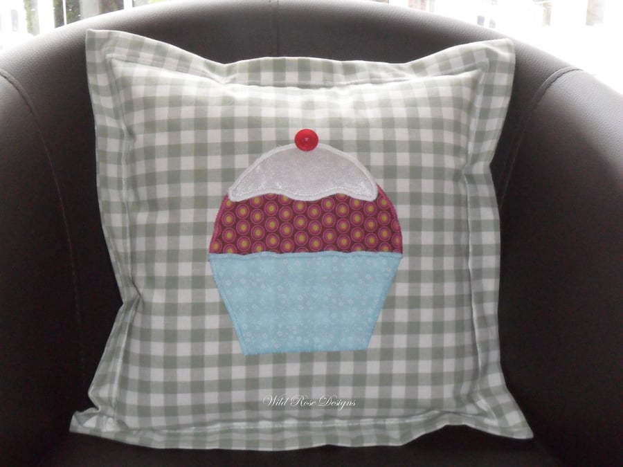 Cushions with appliquéd cupcake. 