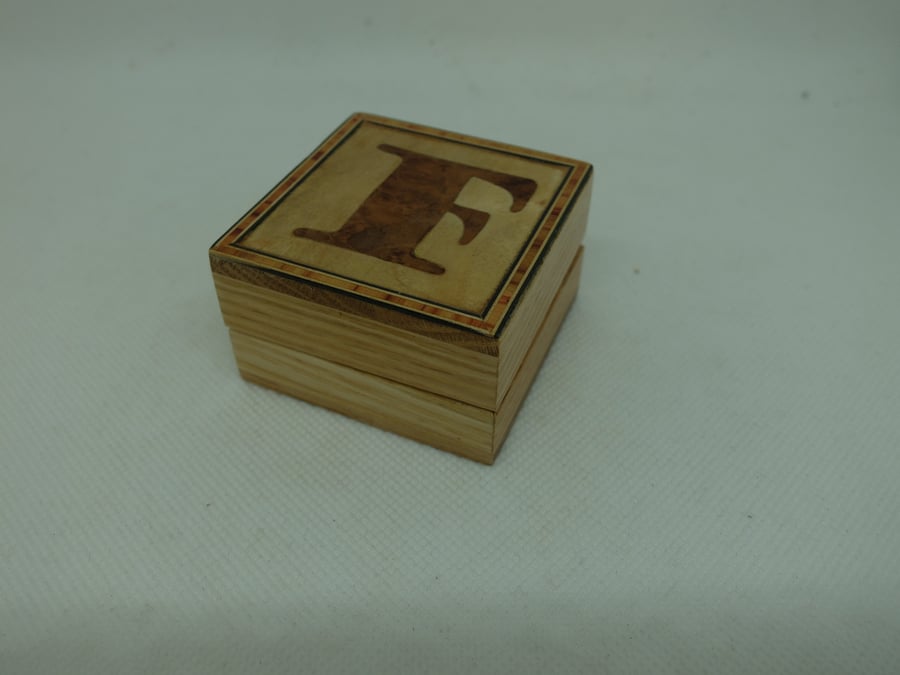 Small lidded box with veneered letter F to lid