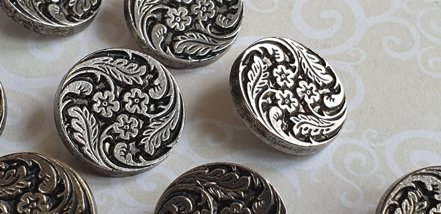 11 16" 18mm 28L Antique Silver Floral  Buttons: Last 19 buttons