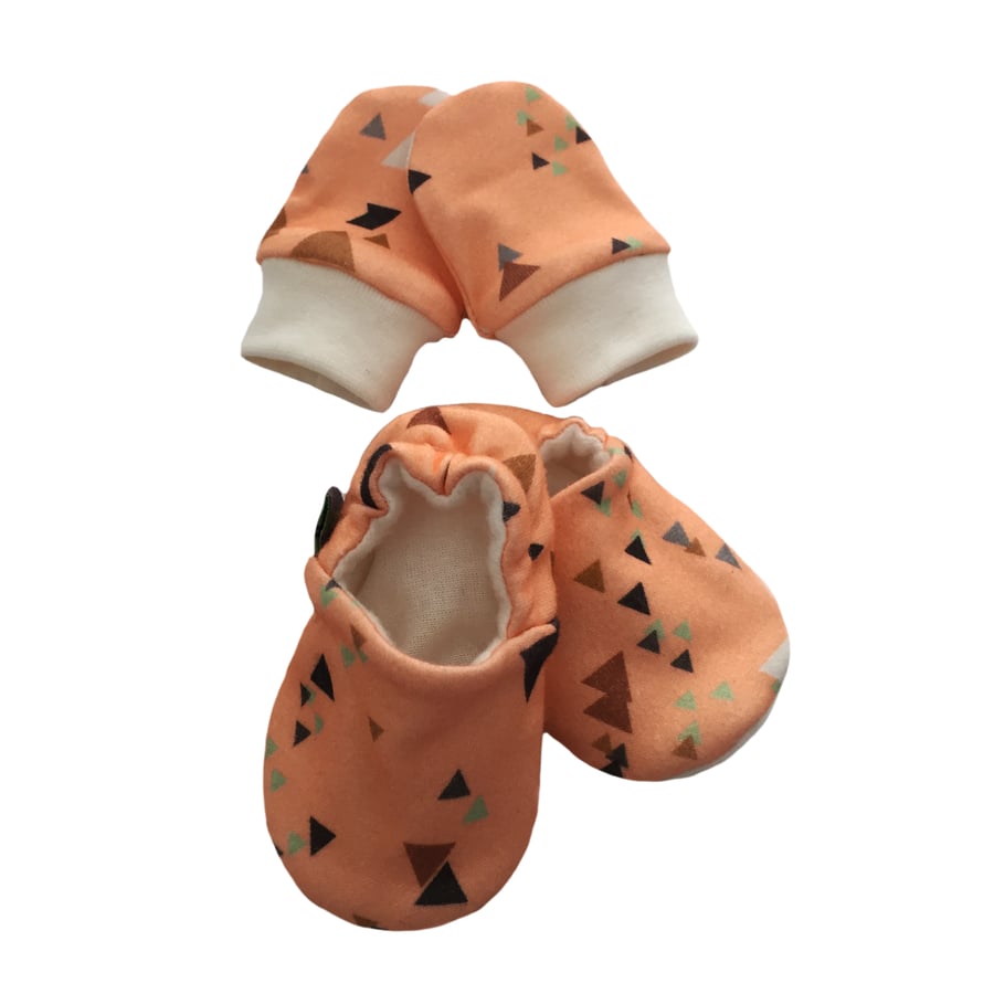 ORGANIC Baby SCRATCH MITTENS & PRAM SHOES TRIANGLES ON CORAL New Baby Giftset