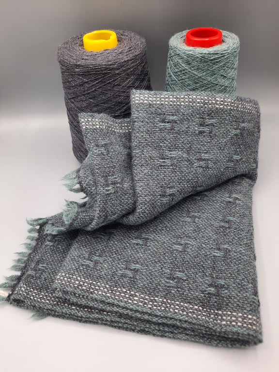 Lush two-tone textured lambswool scarf – Lavender grey